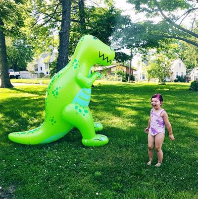 Felfújható vízpermetezős dinoszaurusz