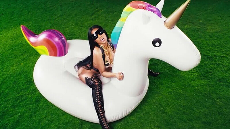 Nicki Minaj óriás unikornis matracon pózol